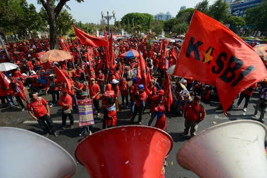 Ratusan buruh gelar aksi tolak PHK di depan Istana