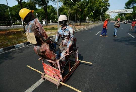 Ratusan buruh gelar aksi tolak PHK di depan Istana