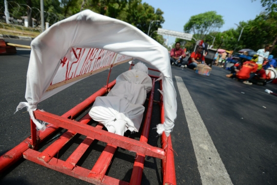 Ratusan buruh gelar aksi tolak PHK di depan Istana