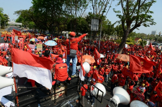 Ratusan buruh gelar aksi tolak PHK di depan Istana