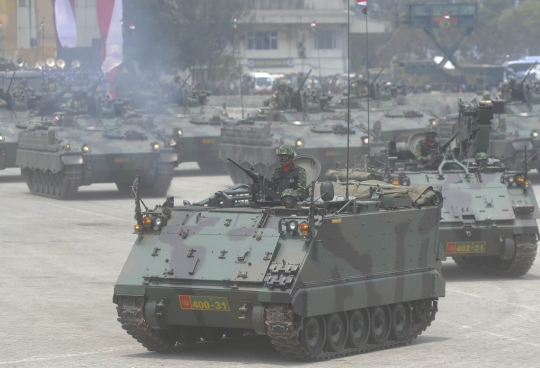 Menyaksikan ganasnya parade kendaraan tempur TNI