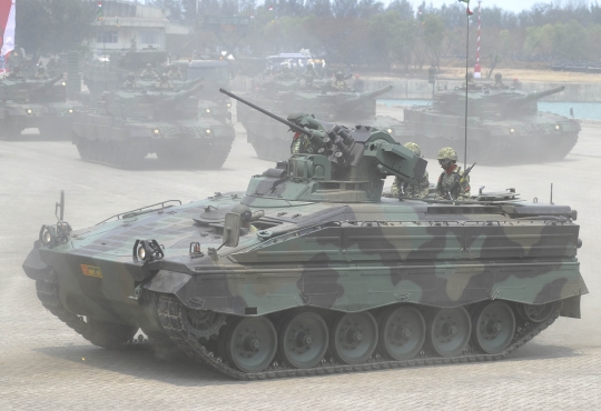 Menyaksikan ganasnya parade kendaraan tempur TNI