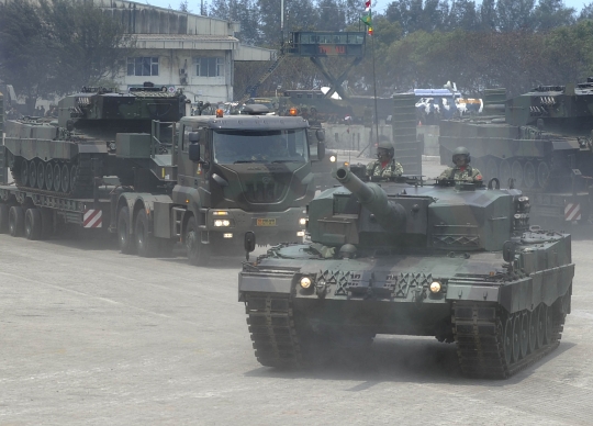 Menyaksikan ganasnya parade kendaraan tempur TNI