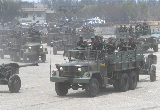Menyaksikan ganasnya parade kendaraan tempur TNI