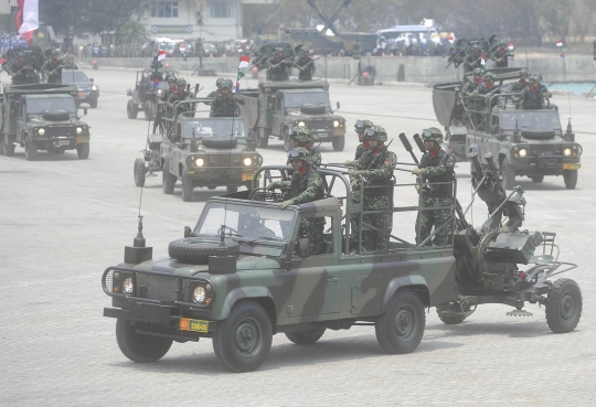 Menyaksikan ganasnya parade kendaraan tempur TNI