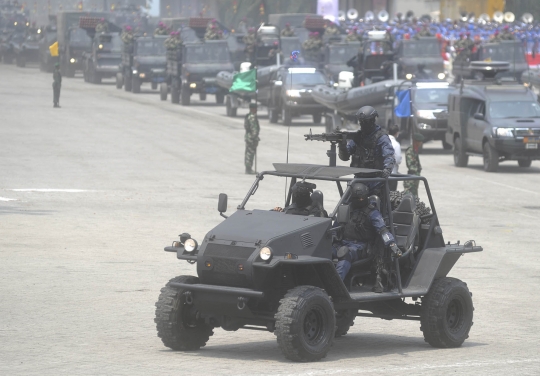 Menyaksikan ganasnya parade kendaraan tempur TNI