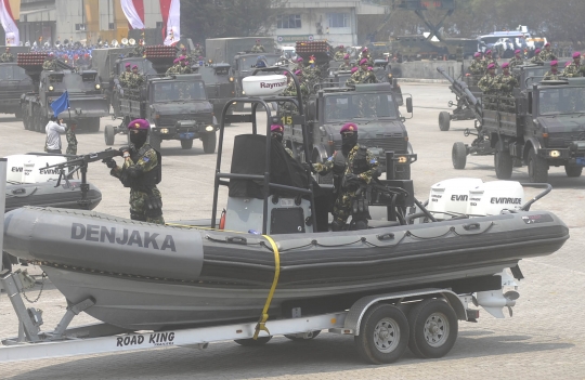Menyaksikan ganasnya parade kendaraan tempur TNI
