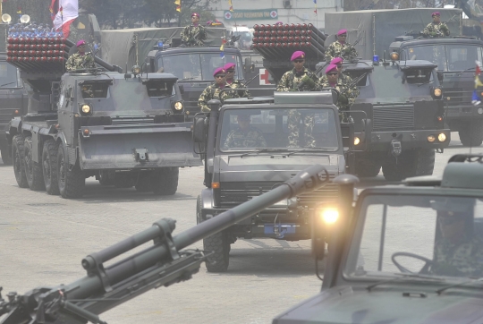 Menyaksikan ganasnya parade kendaraan tempur TNI