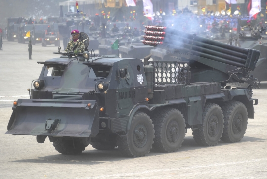Menyaksikan ganasnya parade kendaraan tempur TNI