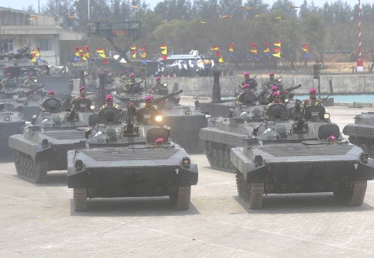 Menyaksikan ganasnya parade kendaraan tempur TNI
