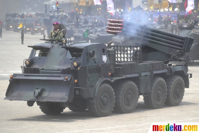 Foto : Menyaksikan ganasnya parade kendaraan tempur TNI 