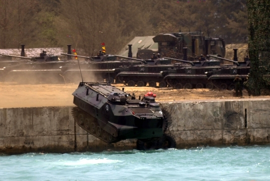 Melihat kehebatan tank amfibi Marinir TNI AL di perairan Cilegon