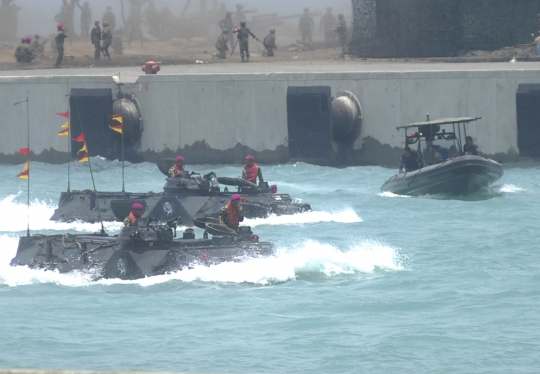 Melihat kehebatan tank amfibi Marinir TNI AL di perairan Cilegon