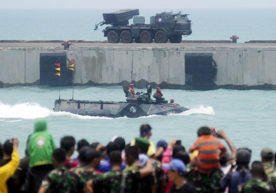 Melihat kehebatan tank amfibi Marinir TNI AL di perairan Cilegon