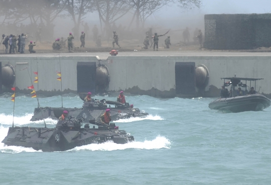 Melihat kehebatan tank amfibi Marinir TNI AL di perairan Cilegon