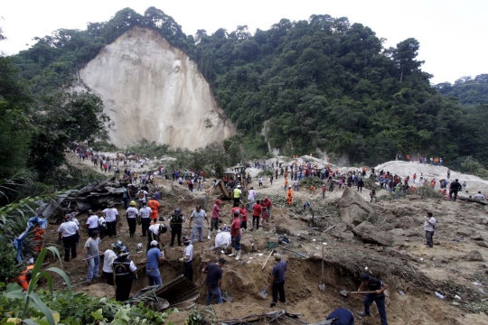 Pencarian ratusan warga Guatemala tetimbun tanah longsor