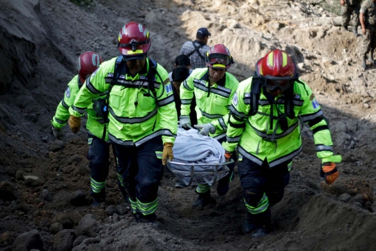 Pencarian ratusan warga Guatemala tetimbun tanah longsor