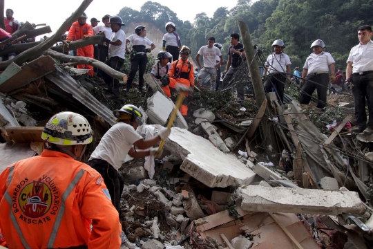 Pencarian ratusan warga Guatemala tetimbun tanah longsor