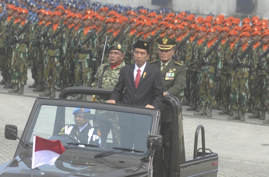 Peringatan HUT TNI, Jokowi kelilingi pasukan naik jip