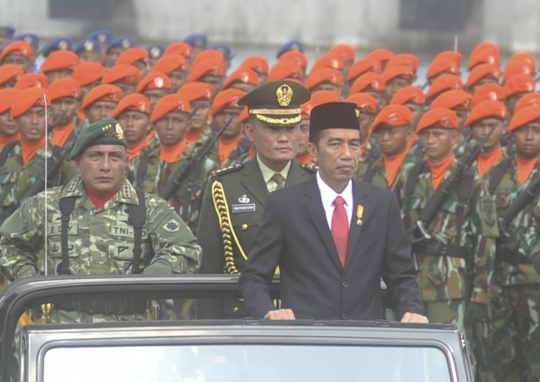 Peringatan HUT TNI, Jokowi kelilingi pasukan naik jip