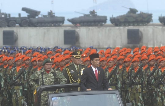 Peringatan HUT TNI, Jokowi kelilingi pasukan naik jip