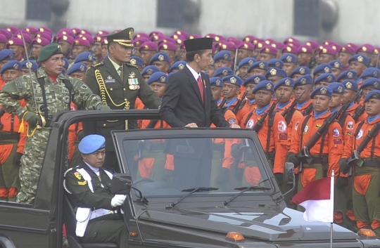 Peringatan HUT TNI, Jokowi kelilingi pasukan naik jip