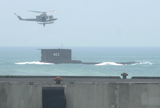 Aksi prajurit selamatkan awak kapal selam dalam peringatan HUT TNI