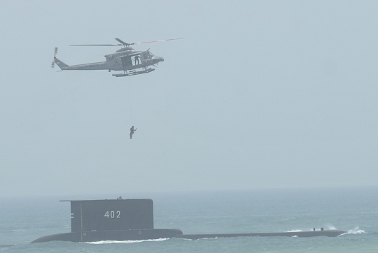 Aksi prajurit selamatkan awak kapal selam dalam peringatan HUT TNI