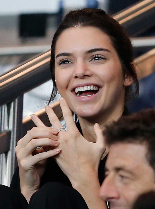 Berkostum PSG, Kendall Jenner tampil cantik