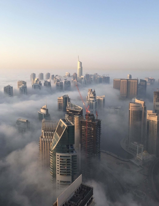 Pemandangan indah gedung-gedung tinggi Dubai menembus awan