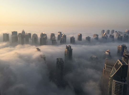 Pemandangan indah gedung-gedung tinggi Dubai menembus awan