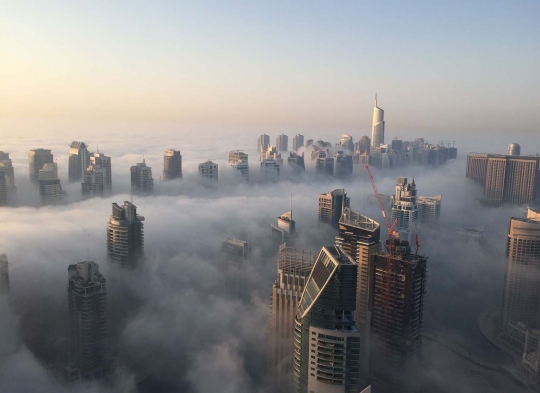 Pemandangan indah gedung-gedung tinggi Dubai menembus awan