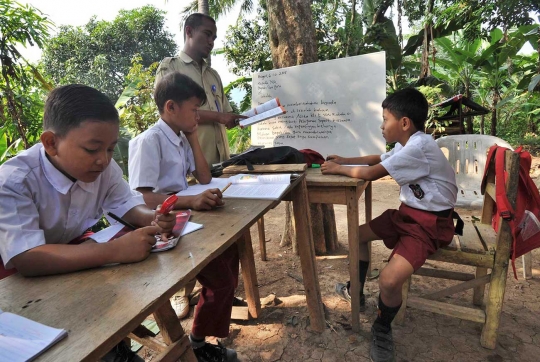 Mirisnya murid SD di Bogor terpaksa belajar di halaman sekolah