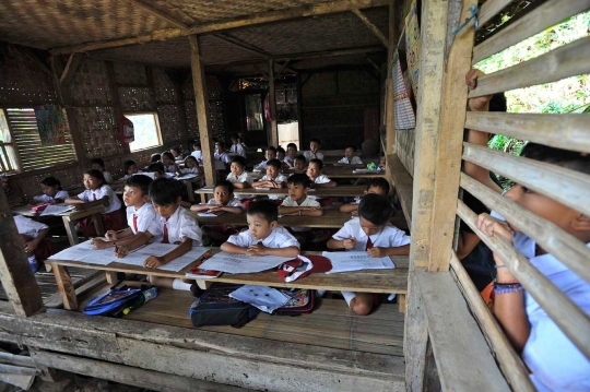 Mirisnya murid SD di Bogor terpaksa belajar di halaman sekolah