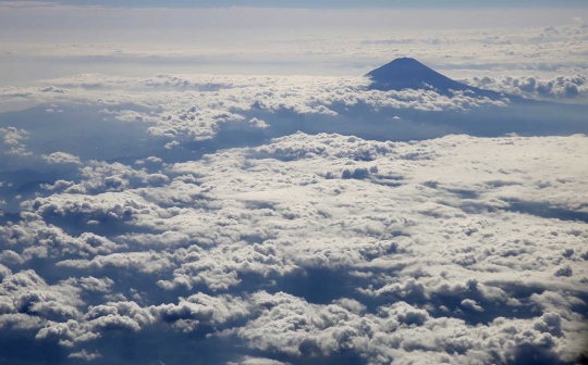 Pesona Gunung Fuji dilihat dari negeri di atas awan