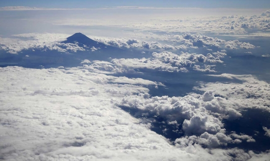 Pesona Gunung Fuji dilihat dari negeri di atas awan