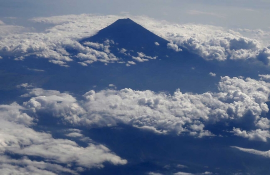 Pesona Gunung Fuji dilihat dari negeri di atas awan