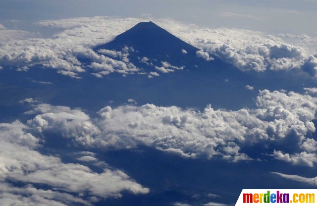 Foto : Pesona Gunung Fuji dilihat dari negeri di atas awan 