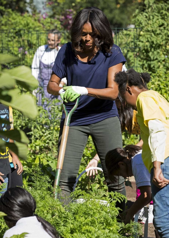 Michelle Obama panen sayuran bareng murid SD