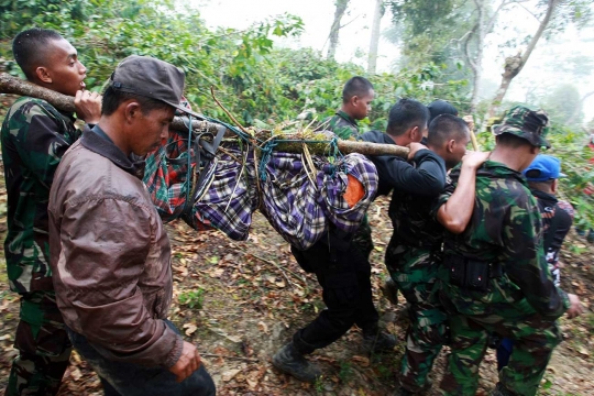 Evakuasi jenazah dan penyerahan kotak hitam Aviastar