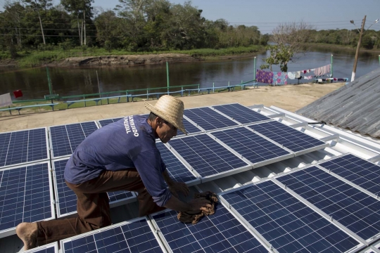 Tak terjangkau listrik, warga pedalaman Amazon andalkan energi surya