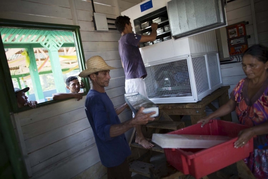 Tak terjangkau listrik, warga pedalaman Amazon andalkan energi surya