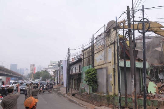 Bangun MRT, alat berat ratakan rumah dan pertokoan di Fatmawati