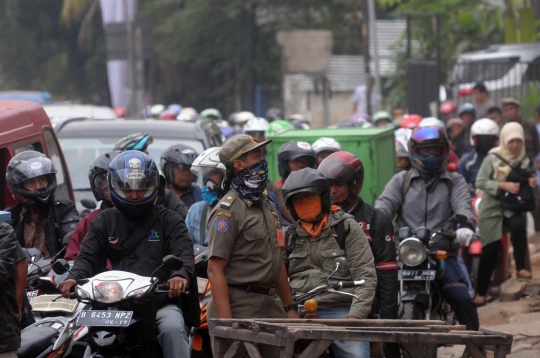 Bangun MRT, alat berat ratakan rumah dan pertokoan di Fatmawati