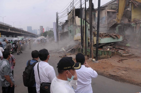 Bangun MRT, alat berat ratakan rumah dan pertokoan di Fatmawati