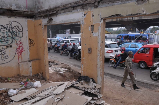 Bangun MRT, alat berat ratakan rumah dan pertokoan di Fatmawati