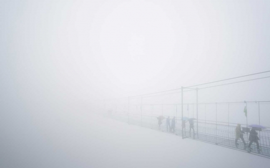 Kabut bikin suasana lintasi jembatan kaca di China makin menantang