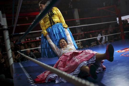 Aksi wanita perkasa bertarung dalam gulat tradisional Bolivia