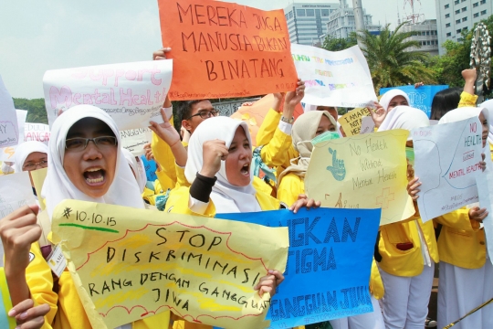 Aksi peringatan Hari Kesehatan Jiwa sedunia di depan Istana Negara