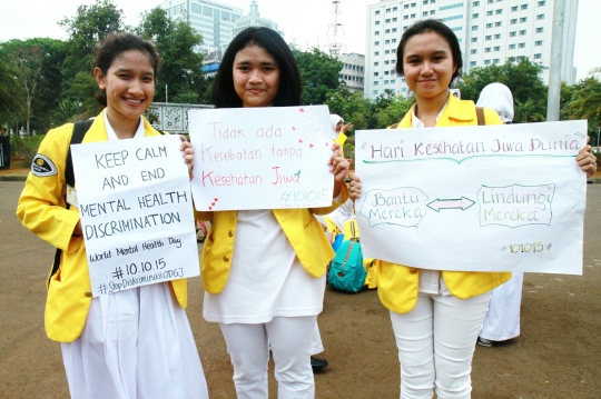 Aksi peringatan Hari Kesehatan Jiwa sedunia di depan Istana Negara